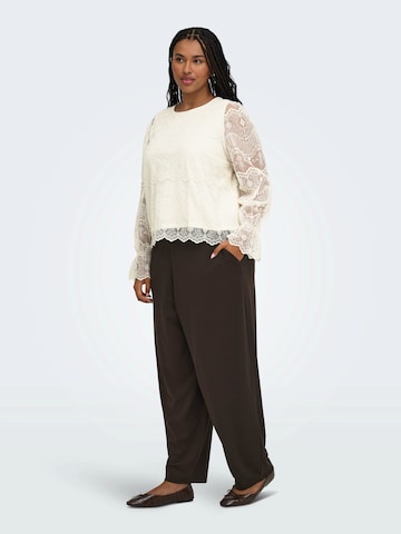 ONLY Carmakoma - Blusa en blanco