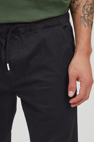 11 Project - Regular Calças chino 'Louis' em preto