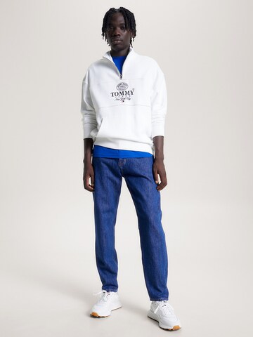 Tommy Jeans Tapered Jeans in Blau