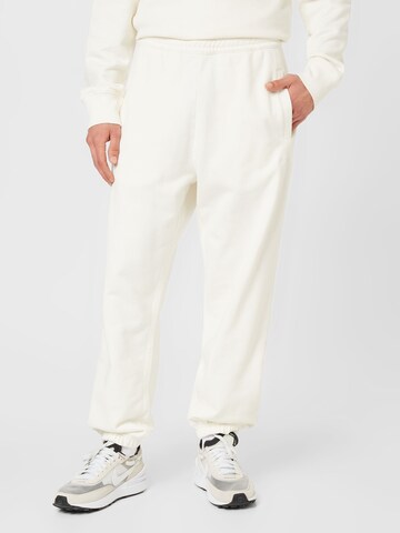 Carhartt WIP Tapered Trousers 'Duster' in White: front