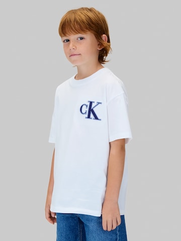 T-Shirt Calvin Klein Jeans en blanc : devant
