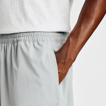 new balance - Loosefit Pantalón 'Athletics Stretch Woven Short 7"' en gris