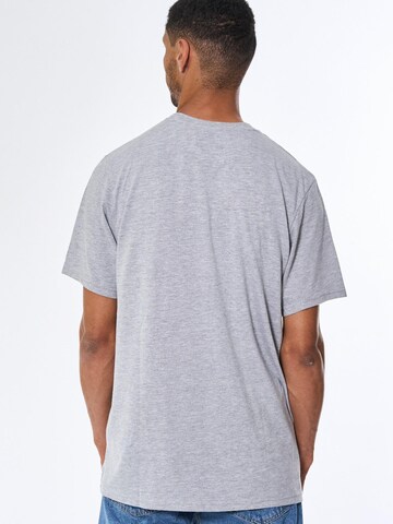A Question Of (AQO) Shirt 'Tee Print Emb' in Grijs