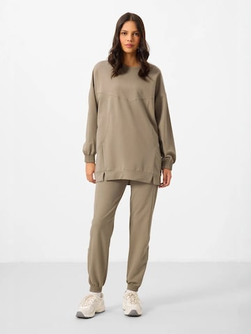Tommy Life Joggingpak in Bruin: voorkant