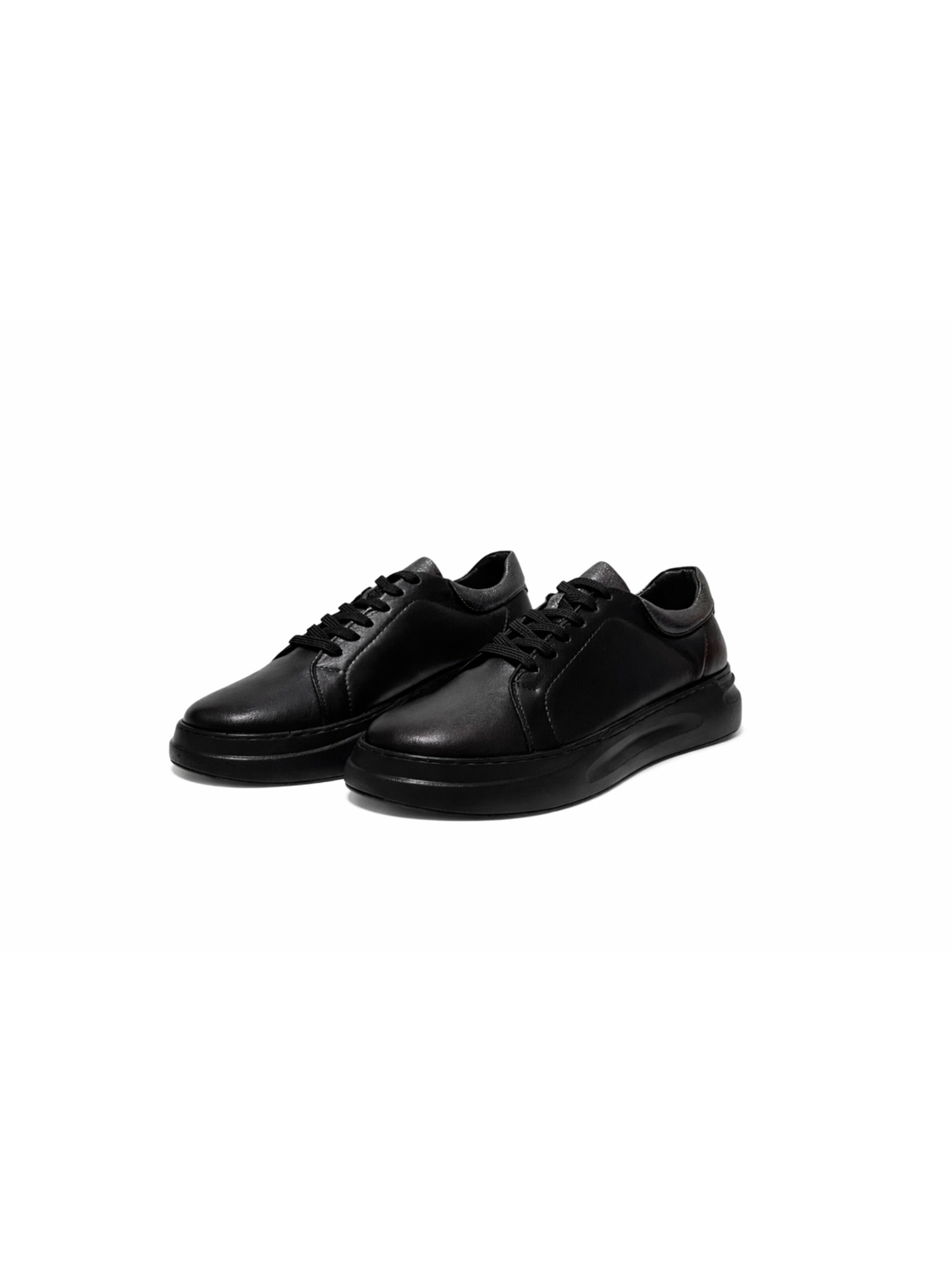 Lorévine Lace-up shoe in Black