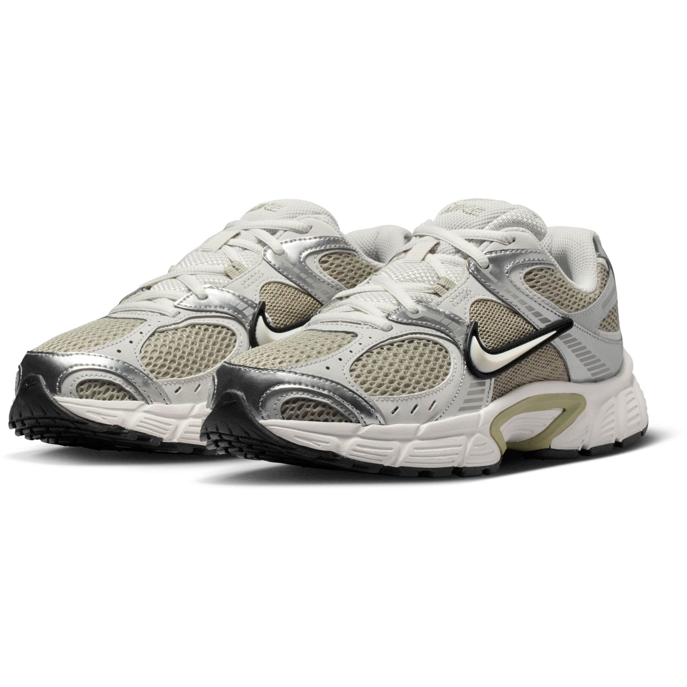 NIKE Sneaker 'V5 RNR' in Silber