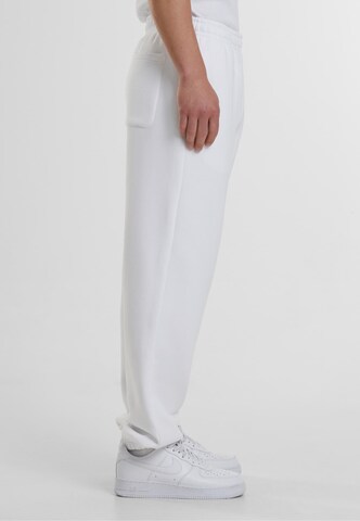 Tapered Pantaloni di Urban Classics in bianco