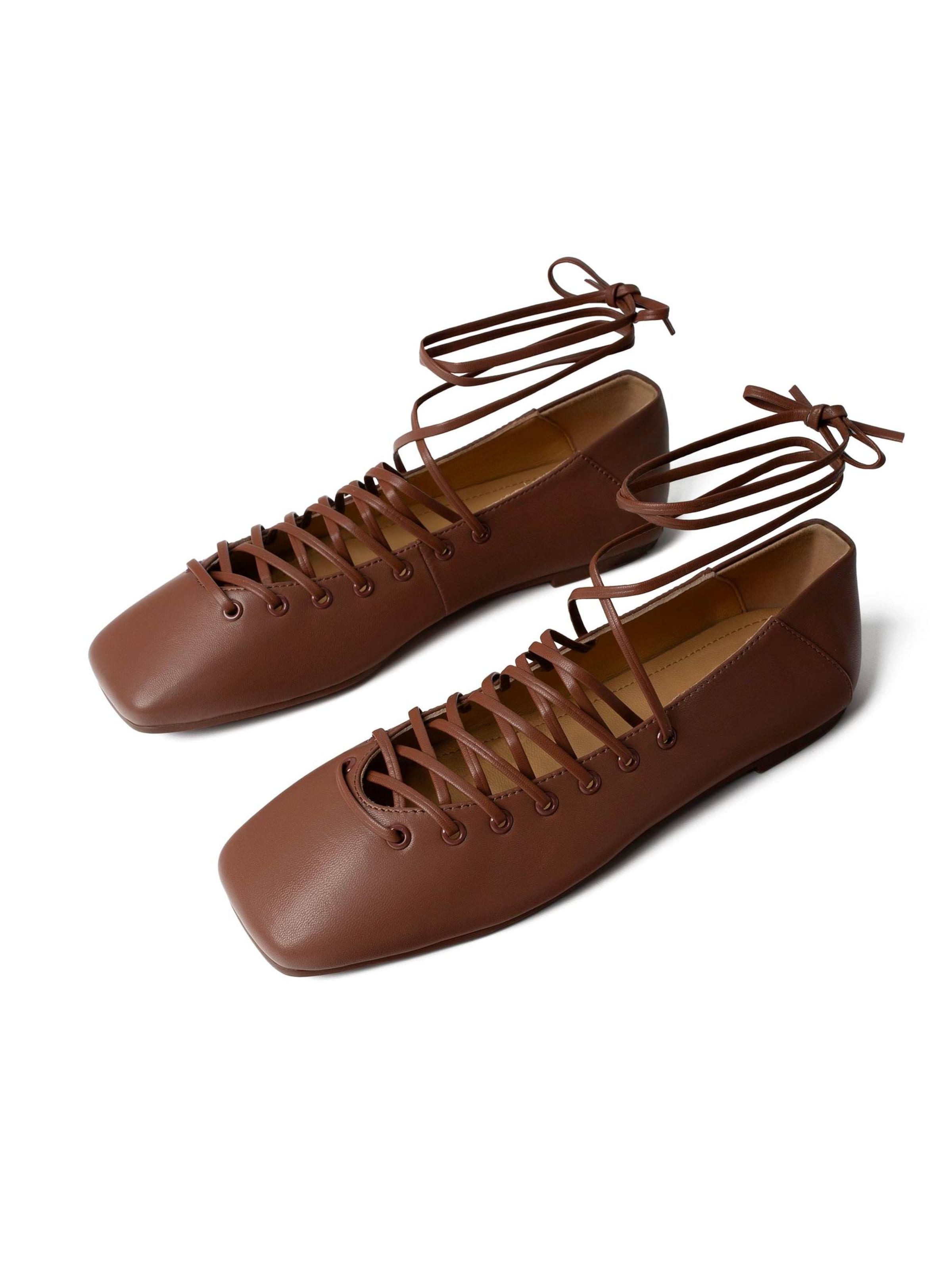 L37 HANDMADE SHOES Ballerina met riempjes 'IN THE SHAPE OF YOU' in Bruin