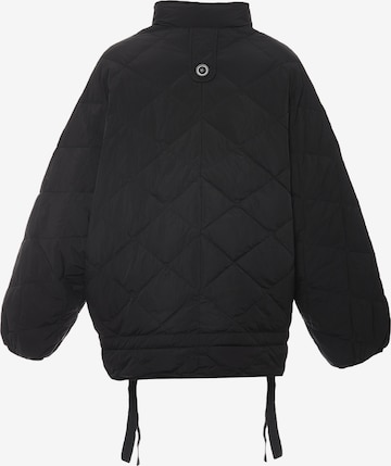 faina Between-Season Jacket in Black