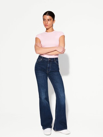 Flared Jeans di Bershka in blu: frontale