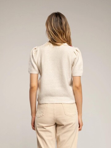 Tantra Sweater 'Jersey de manga corta con flores bordadas y frunce en el hombro (BEIGE)' in Beige
