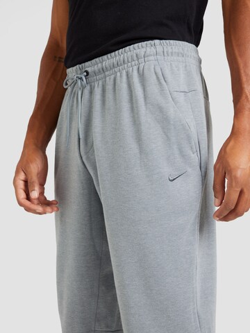 Effilé Pantalon de sport 'PRIMARY' NIKE en gris
