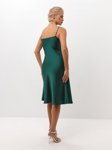 Serena Silueta Klänning 'Below the knee satin slip dress 'Grace'' i grön
