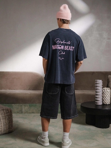 Maglietta 'DIPLOMATS' di Maison Beast in grigio