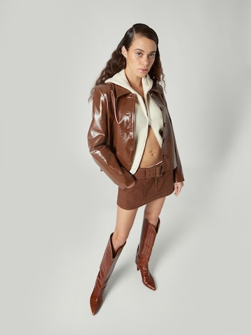 Bella x ABOUT YOU Between-Season Jacket 'Laura' in Brown