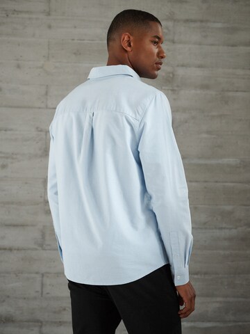 Coupe regular Chemise business 'Essential' DAN FOX APPAREL en bleu