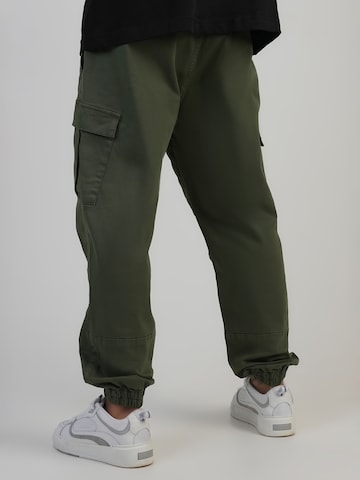 Effilé Pantalon cargo SikSilk en vert
