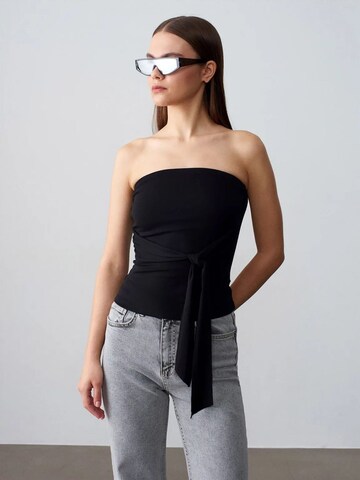 Top di Dilvin in nero: frontale
