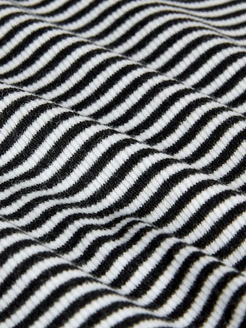 Tricou de la The Set pe gri