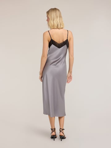 MOTIVI - Vestido en gris
