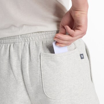 new balance Regular Broek 'Reimagined Fleece Graphic Short 7' in Grijs