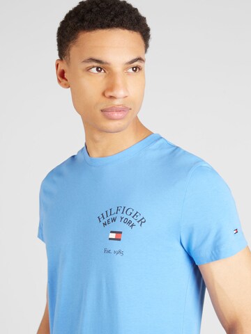TOMMY HILFIGER T-shirt 'Varsity' i blå