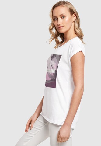 Merchcode T-Shirt 'Summer - Every Summer Has A Story' in Weiß
