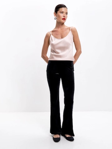 Slimfit Pantaloni 'Velvet flared trousers Petite' di Serena Silueta in nero