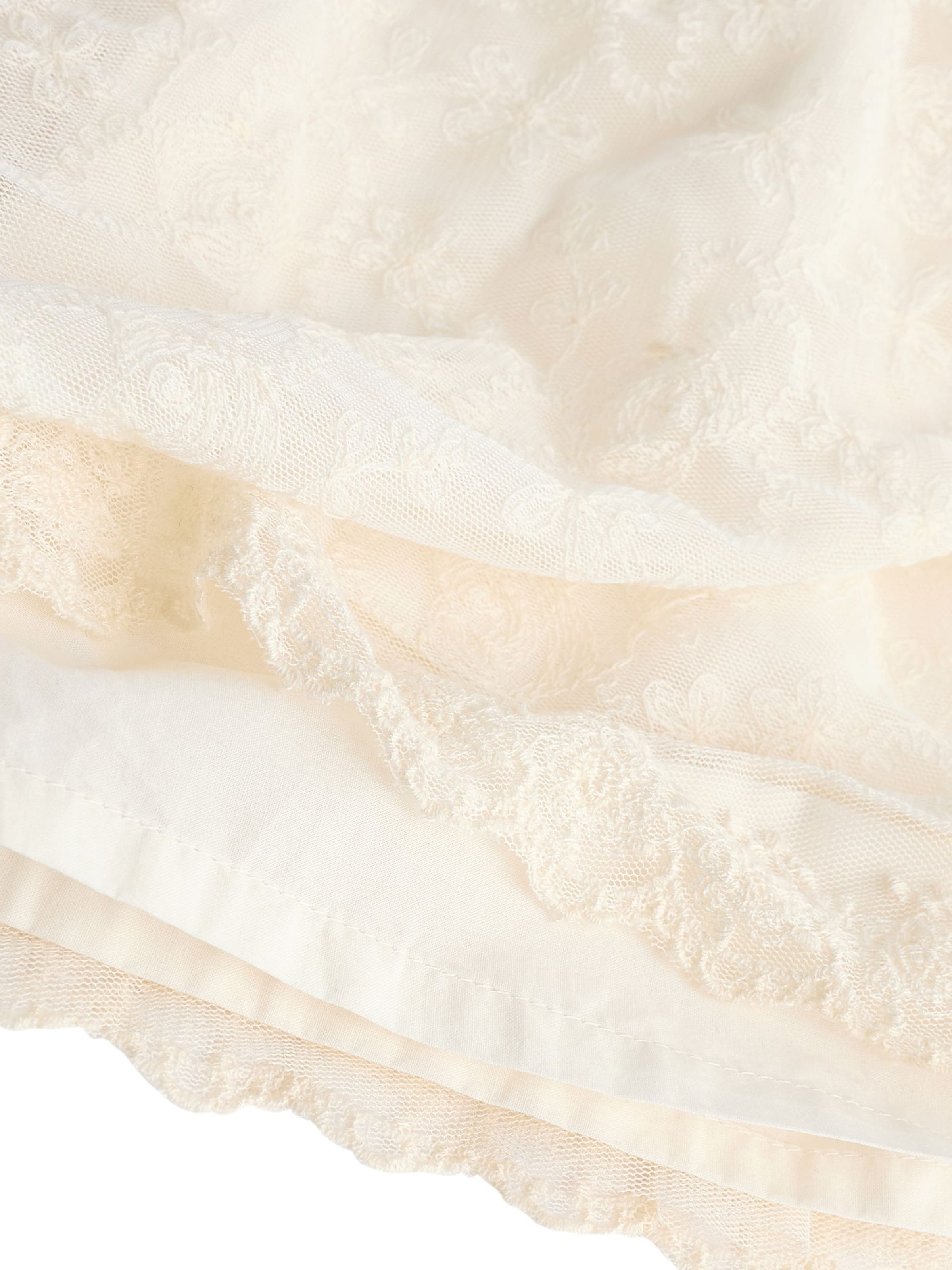 Next Mekko värissä valkoinen