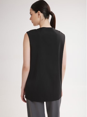 4TAILORS Liivi 'Carlo' värissä musta