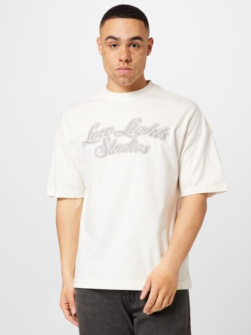 Low Lights Studios Bluser & t-shirts i beige: forside