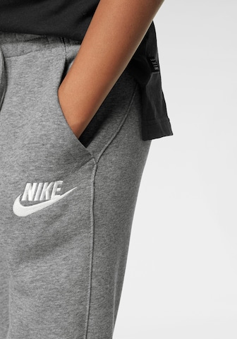 Nike Sportswear Tapered Hose in Grau