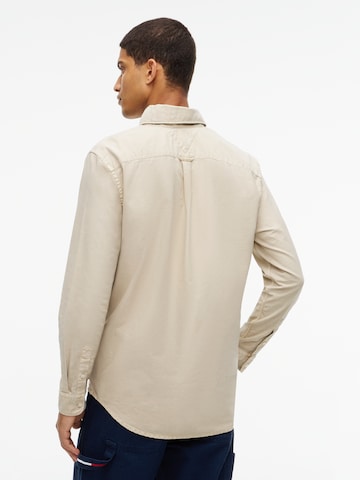 Tommy JeansRegular Fit Košulja - bež boja: stražnji dio