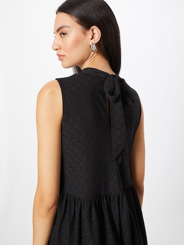 Robe d’été 'JAC JOSSA' In The Style en noir