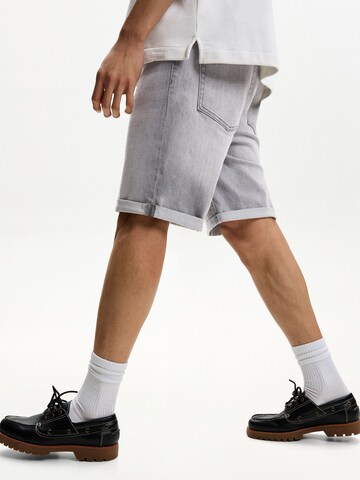 regular Jeans di Bershka in grigio