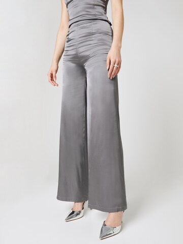 LENI KLUM x ABOUT YOU Wide leg Broek 'Kira' in Grijs: voorkant