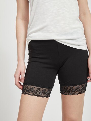 VILA Skinny Shorts in Schwarz