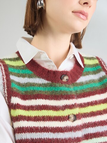 TOPSHOP Mellény 'SCARO' - barna