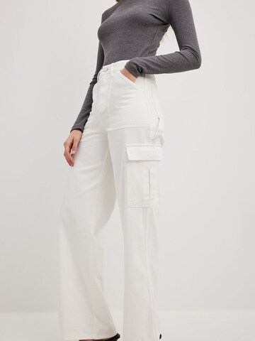 Wide Leg Pantalon cargo NA-KD en blanc : devant