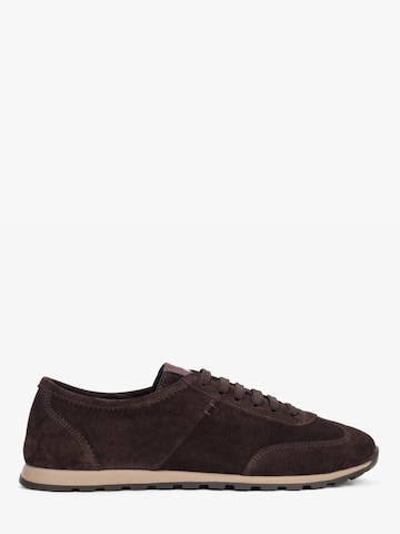 Estro Sneakers '371-640-15' in Brown: front
