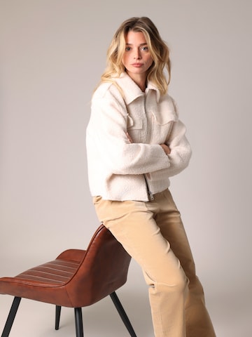 Veste mi-saison 'Assili' Deeluxe en beige