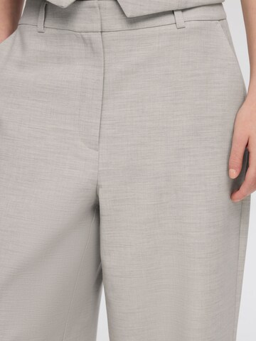 SELECTED FEMME Regular Pleat-front trousers 'SLFRita-Paxa' in Grey