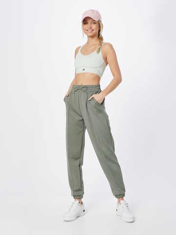 Tapered Pantaloni sportivi di HKMX in verde