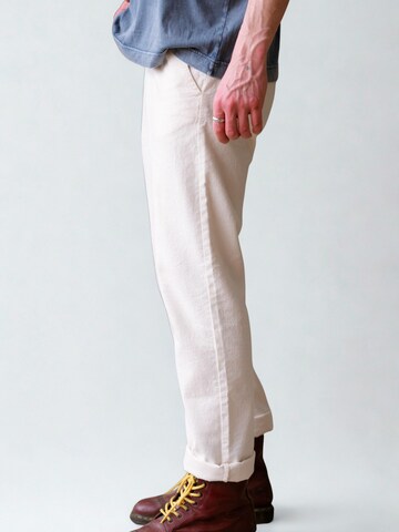 Seek 'n Hide Regular Chino trousers in White