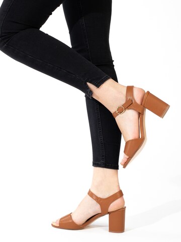 Celena - Sandalias 'Carol' en marrón