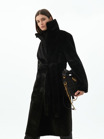 Lola Casademunt Pitkä talvitakki värissä musta