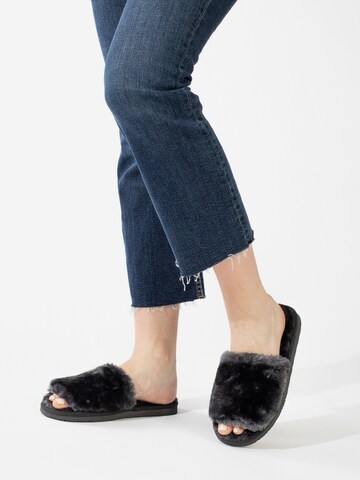 Minnetonka Slipper 'Lolo' in Grey: front