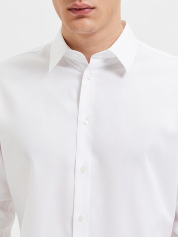 Coupe slim Chemise business 'NATHAN' SELECTED HOMME en blanc