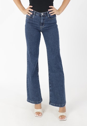 Elara Flared Jeans in Blue: front