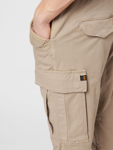 Effilé Pantalon cargo 'Airman' ALPHA INDUSTRIES en beige